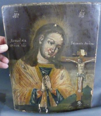 une vieille peinture représentant Jésus tenant un crucifix sur un fond bleu