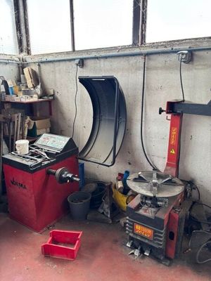 une photo d'un garage avec beaucoup d'outils sur le sol
