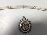 un gros plan sur un bracelet en argent et un bracelet en argent posé sur une table
