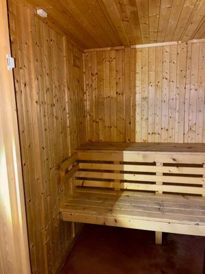 un banc en bois dans un coin d'une pièce en bois