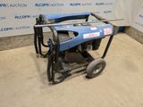 une image représentant une machine bleue posée sur un sol en béton