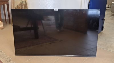 une photo d'un téléviseur à écran plat posé par terre