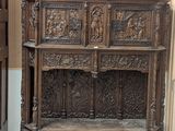 un meuble en bois avec des sculptures dans une pièce