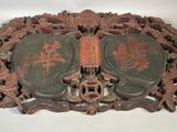 une image représentant une paire de plaques de jade sculptées de style chinois sur un fond blanc