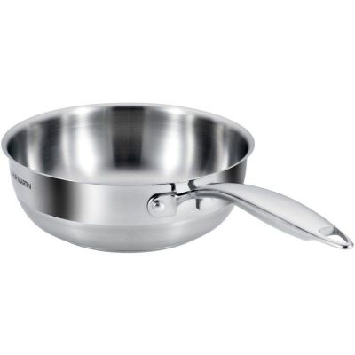 un gros plan d'une casserole en acier inoxydable sur fond blanc