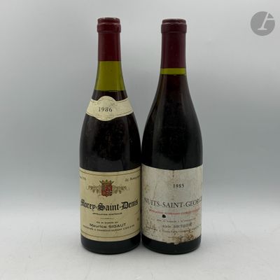 deux bouteilles de vin posées l'une à côté de l'autre sur une table