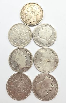 gros plan d'un paquet de pièces de monnaie sur une surface blanche