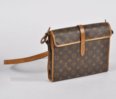 LOUIS VUITTON : Serviette à bandoulière en toile huilée au m…