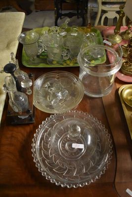une table sur laquelle sont disposés de nombreux plats en verre et autres plats