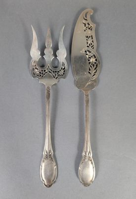 deux cuillères et une fourchette sur une table