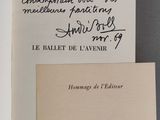 un gros plan sur un livre comportant des notes manuscrites et un bout de papier sur lequel sont écrites des notes
