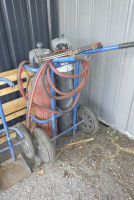 un chariot équipé d'un tuyau et un chariot auquel est fixé un tuyau