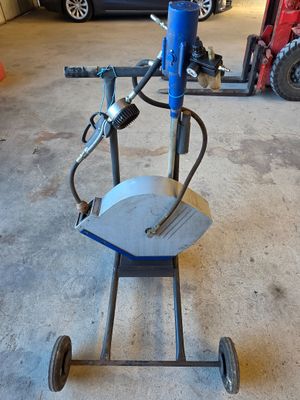 une machine bleue qui se trouve dans un garage