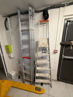 une échelle adossée au mur d'une pièce