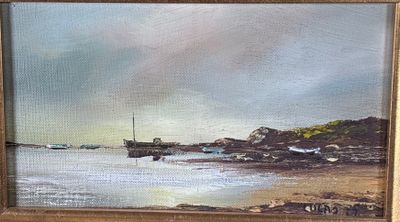 une peinture d'un bateau dans l'eau sur la plage