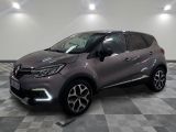 une voiture grise est garée sur le sol à carreaux d'un garage