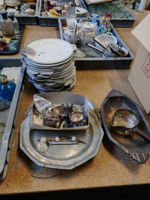 une table encombrée de toutes sortes d'objets et de vaisselle
