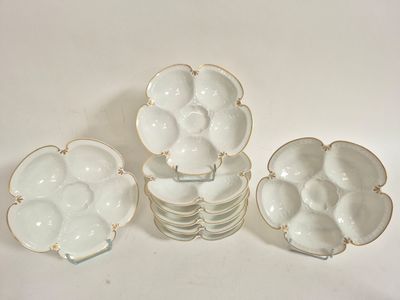 trois assiettes blanches à bord doré posées sur un plateau blanc