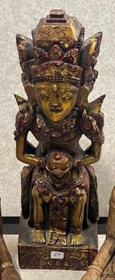 une statue représentant une femme assise sur une chaise, à côté d'une statue représentant un homme