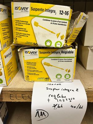 Plusieurs paquets de papier toilette sont empilés sur une étagère dans un magasin