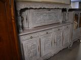une grande armoire blanche au milieu d'une pièce