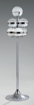 une lampe de table argentée posée sur un pied en métal