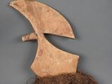 une image représentant une sculpture en bois d'un oiseau perché sur un nid