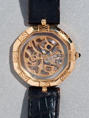 un gros plan d'une montre avec un bracelet noir