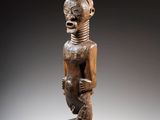 une image représentant une statue en bois d'une femme