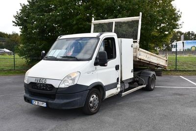 un camion blanc garé dans un parking