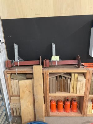 une pièce dont les étagères sont remplies d'outils