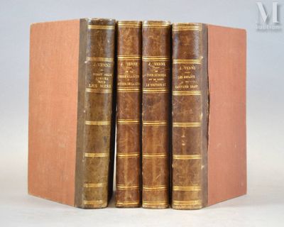 trois livres sont empilés sur une table