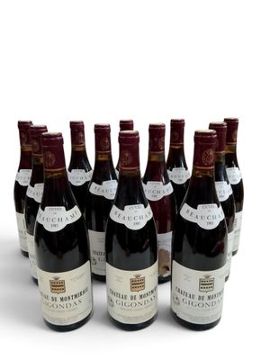 des bouteilles de vin sont alignées sur une surface blanche