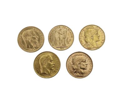 quatre types différents de pièces d'or sur fond blanc