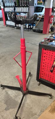 une photo d'un porte-outils rouge dans un garage