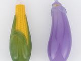 des épis de maïs violets et verts, ainsi qu'un épi de maïs vert et jaune