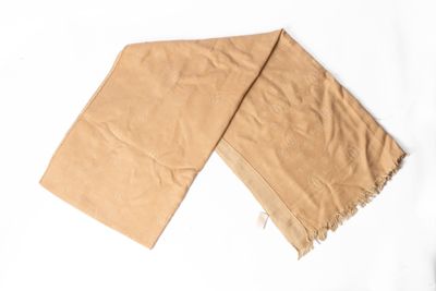 deux morceaux de papier kraft posés sur une surface blanche, avec une paire de ciseaux