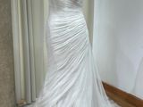 une robe de mariée posée sur un mannequin dans une pièce