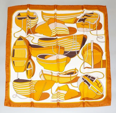une écharpe orange et blanche avec des bateaux dessinés dessus