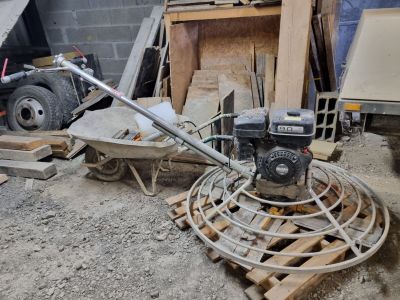 une machine posée sur une palette, dans la boue