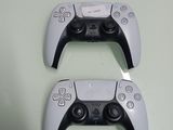 deux manettes de jeux vidéo posées l'une à côté de l'autre sur une table