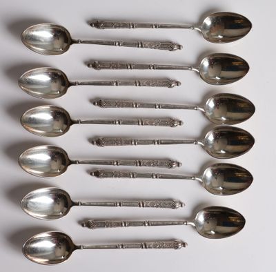 Suite de douze cuillères à moka à la russe en métal argenté.