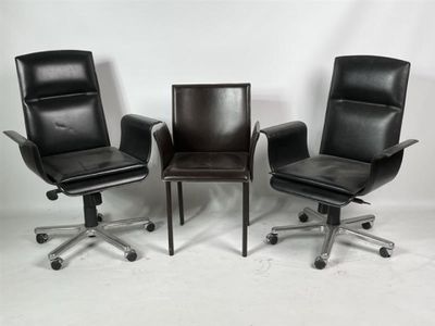 trois fauteuils de bureau en cuir noir et une chaise de bureau à roulettes