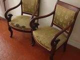 deux chaises assises l'une à côté de l'autre dans une pièce