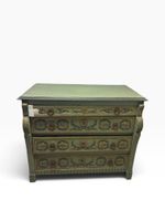 Commode en bois laqué dans les tons de vert et bleu à décor …