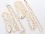 une collection de colliers de perles et de diamants