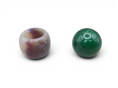 deux perles vertes et marron sur un fond blanc