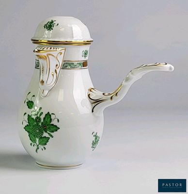 une cafetière blanche décorée de fleurs vertes