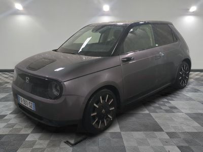 la photo d'une voiture grise garée dans un garage