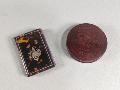 un petit livre et une petite boîte posés sur une table